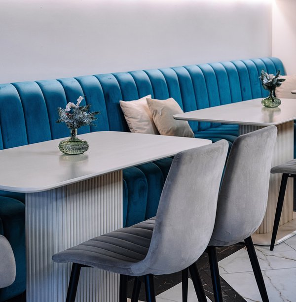 Le charme des banquettes de restaurant en velours : confort et style